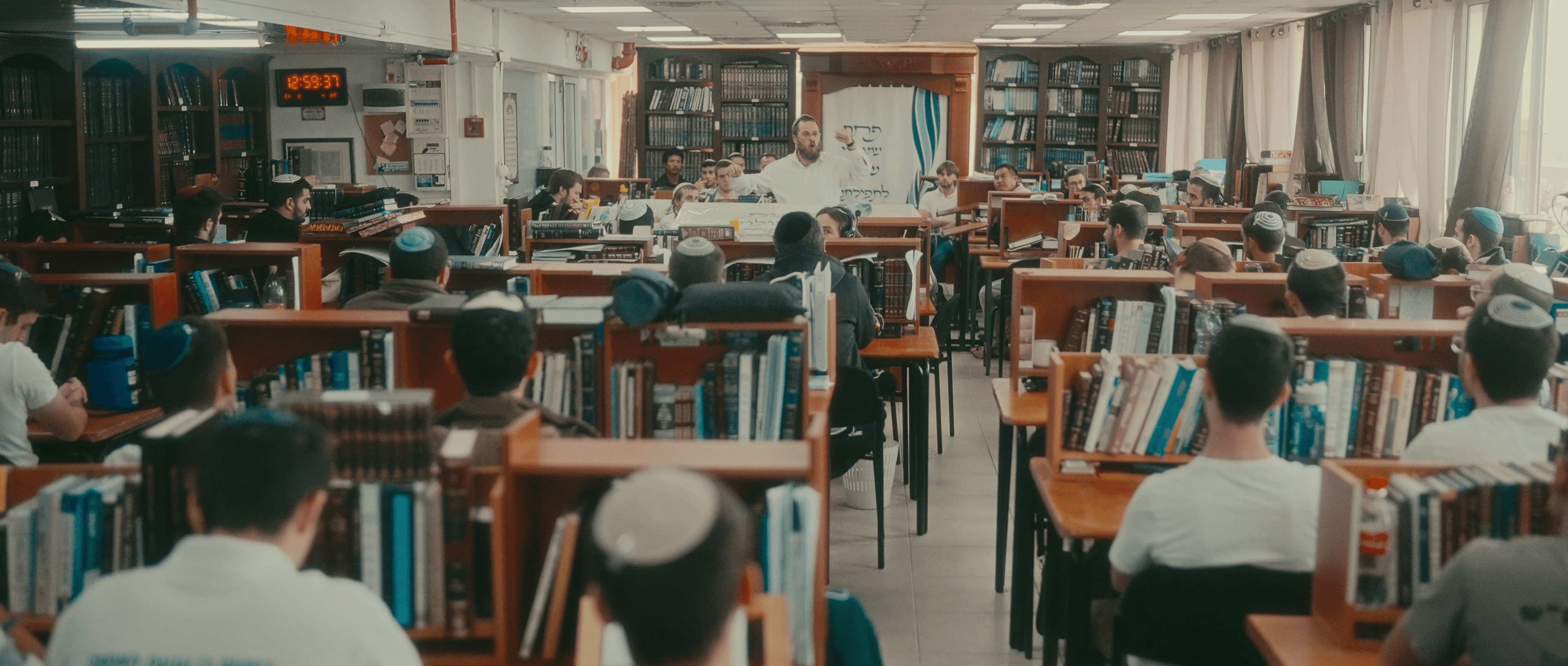 תלמידי ישיבת ההסדר נוף הגליל לומדים בבית המדרש