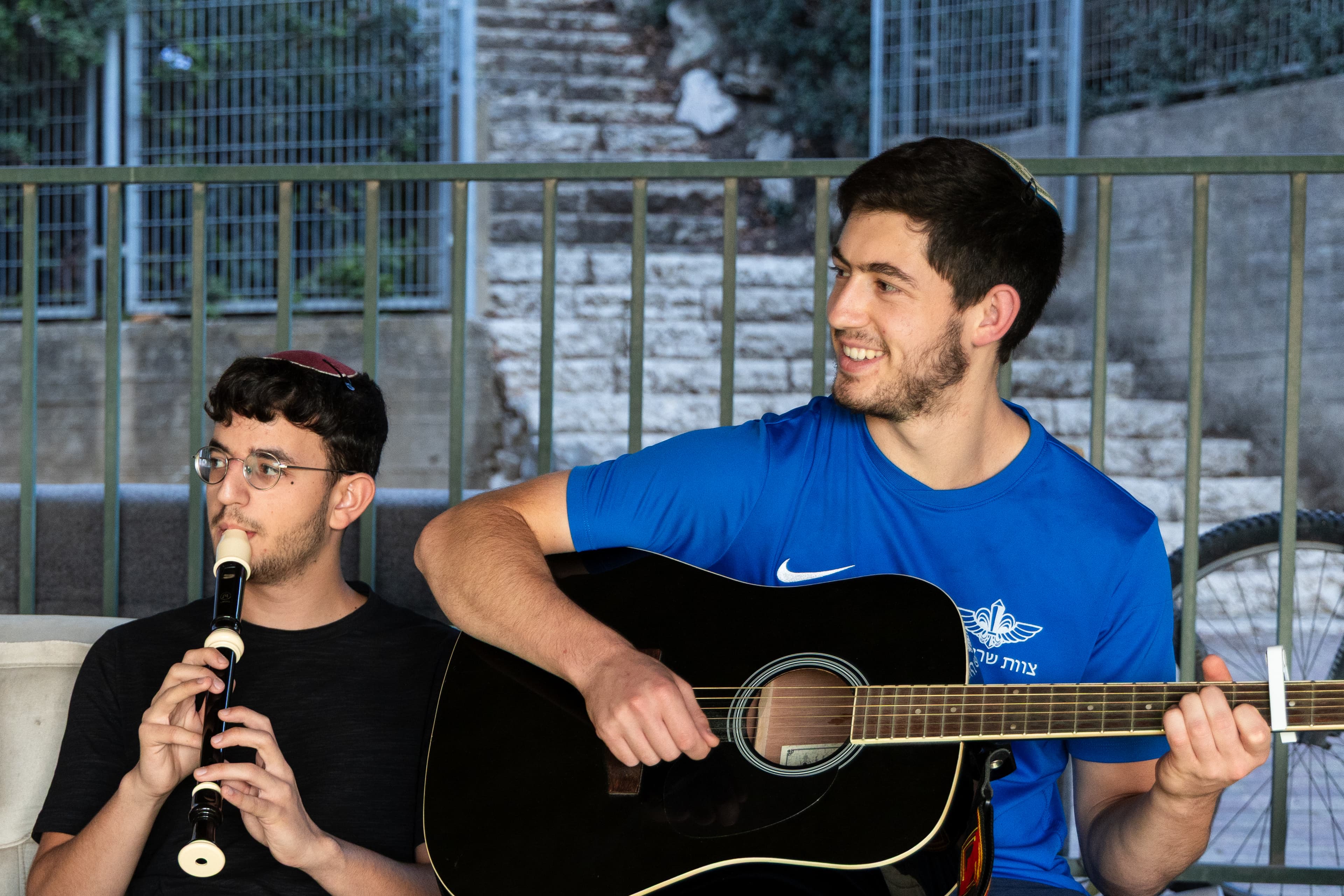 קבלת שבת מוזקילית בסמוך לישיבה